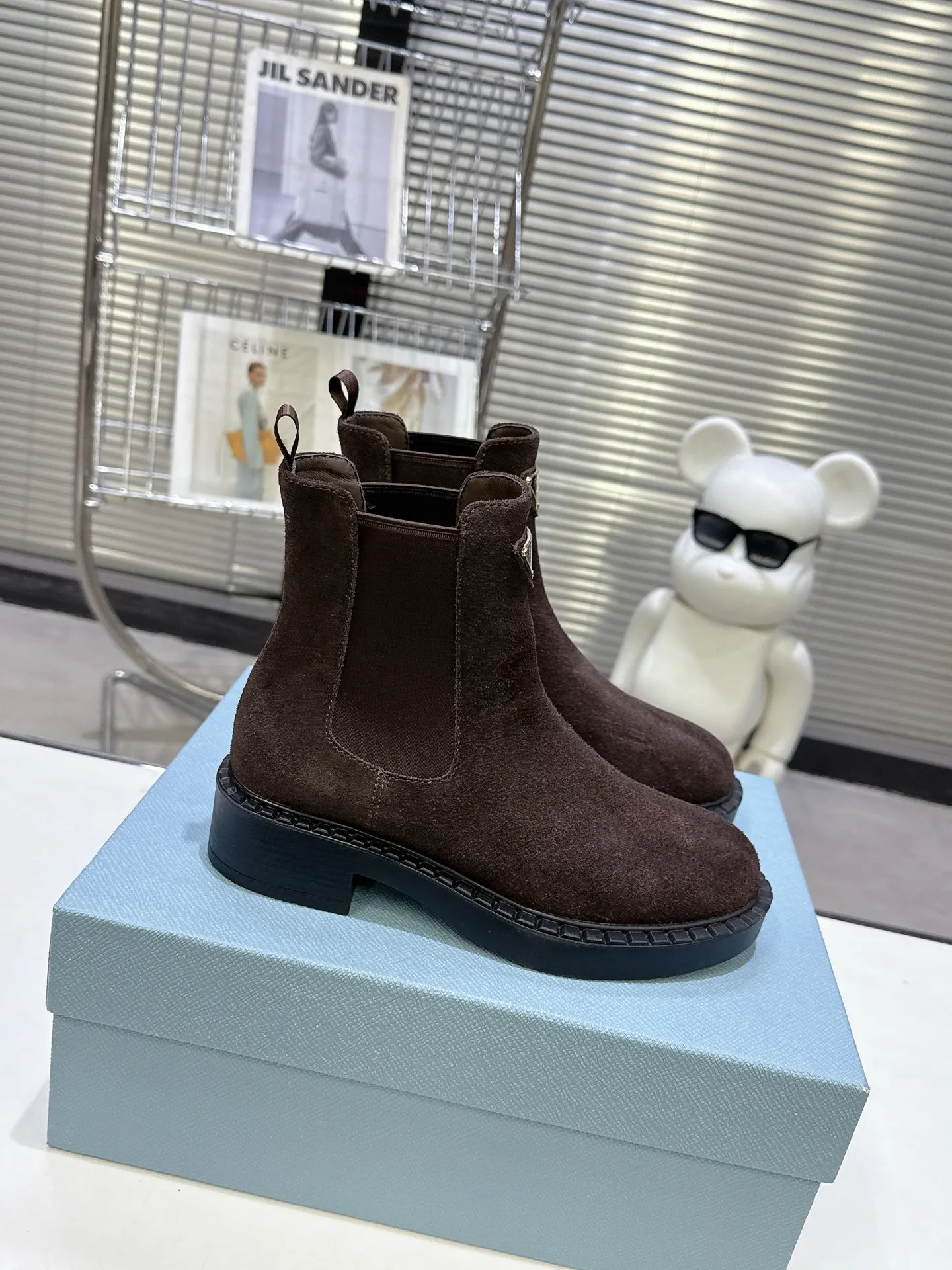 👟👟Ex-factory price 600👟👟 Prada thick-soled retro Martin boots. Elastic elastic, classic thick soles, with triangular buckle. Simple, elegant, fashionable and versatile. Fabric cowhide, open edge beaded cowhide. The lining is made of soft and delicate sheepskin, and the foot feels comfortable. The rubber mold is non-slip and lightweight. Original package sole. Standard size: 35-40. Order 41